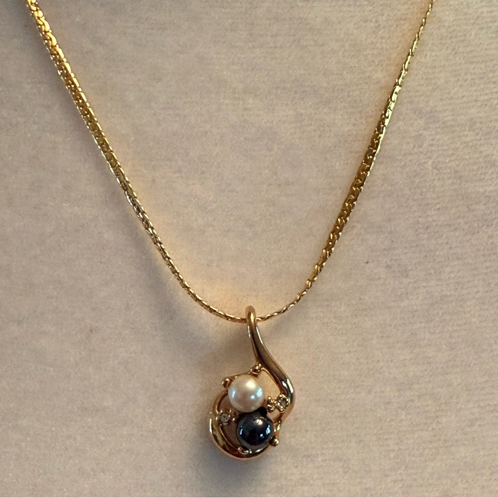 Mid Century Mod Gray & White Faux Pearls Goldtone Pendant Necklace